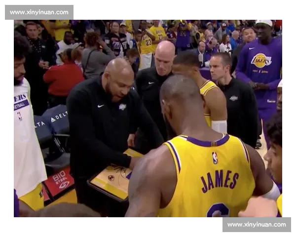 福克斯轻松写意空接暴扣，与球迷互动点燃现场激情